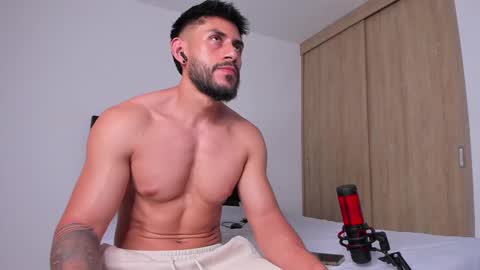 Snapshot of alexxxmachine chatting on 02.16.25 Alex freelance model instagram alex b229 online show from 02.16.25