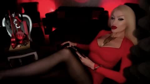 Snapshot of alfa_female chatting on 10.11.25 AlfaFemale online show from 10.11.25