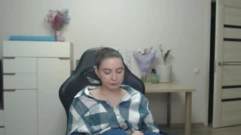 Snapshot of alice_________________________ chatting on 11.22.25 Alice online show from 11.22.25