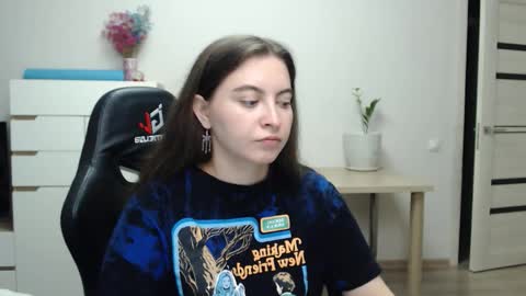 Snapshot of alice_________________________ chatting on 11.29.25 Alice online show from 11.29.25