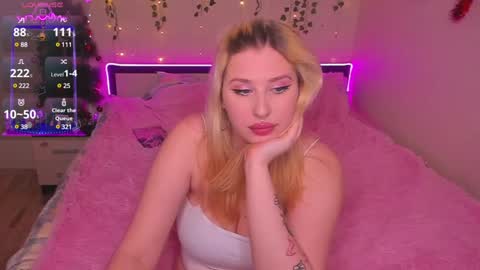 Snapshot of alice___miss chatting on 12.21.24 Alice Miss online show from 12.21.24