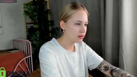 Snapshot of alice_elf chatting on 12.14.25 Alice online show from 12.14.25