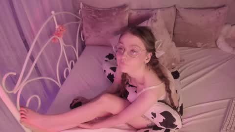 Snapshot of alice_kinky_girl chatting on 03.06.25 Alice online show from 03.06.25