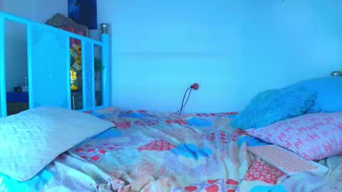 Snapshot of alice_lacroux chatting on 10.12.25 Alice online show from 10.12.25