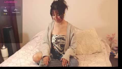 Snapshot of alice_middle01 chatting on 11.19.25 Alice online show from 11.19.25