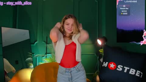 Snapshot of alice_tucci chatting on 12.04.24 Alice online show from 12.04.24