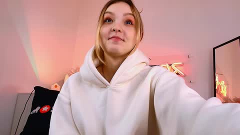 Snapshot of alice_tucci chatting on 01.02.25 Alice online show from 01.02.25