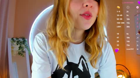 Snapshot of alice_tucci chatting on 02.05.25 Alice online show from 02.05.25