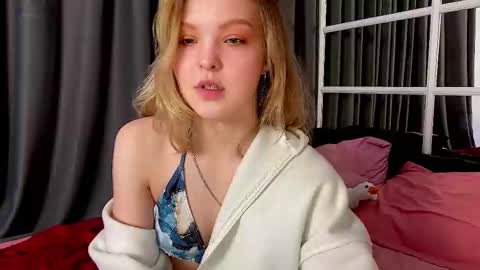 Snapshot of alice_tucci chatting on 03.06.25 Alice online show from 03.06.25