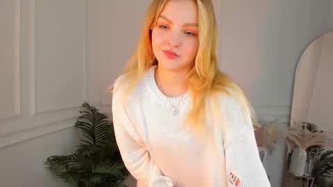 Snapshot of alice_tucci chatting on 11.24.25 Alice online show from 11.24.25