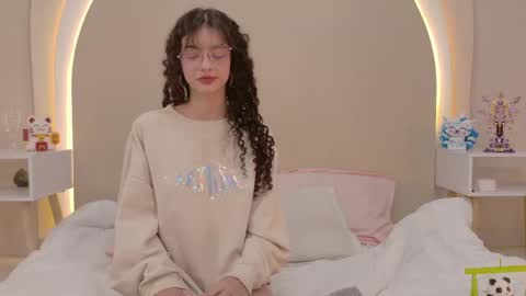 Snapshot of alicee_rodriguez chatting on 04.25.26 alice online show from 04.25.26