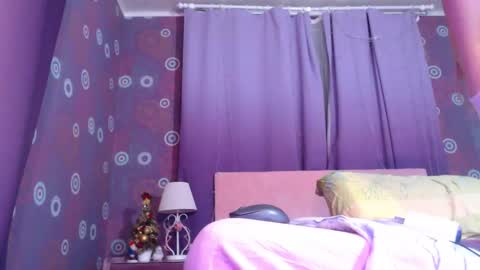 Snapshot of alicewetsquirt chatting on 12.04.25 alicewetsquirt online show from 12.04.25