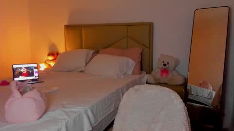 Snapshot of aliciabiden chatting on 12.18.25 aliciabiden online show from 12.18.25