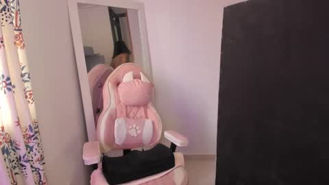 CINNAMON GIRL online show from 12.02.24