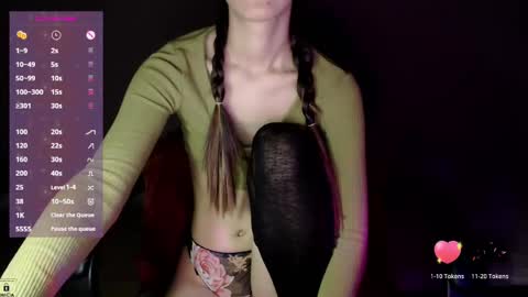 Snapshot of alien_art_lover chatting on 02.10.25 Mia online show from 02.10.25