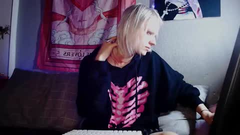 Alien Bella online show from 02.09.26