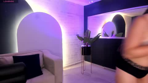 Snapshot of alinakravitz_ chatting on 02.15.26 alinakravitz_ online show from 02.15.26