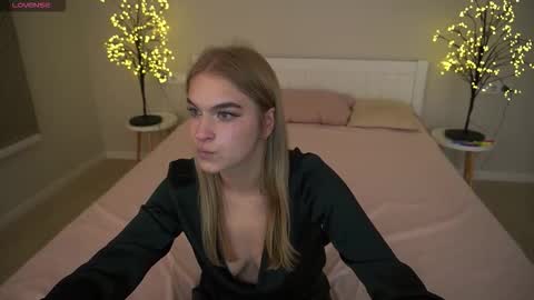 Snapshot of alinalemon chatting on 11.16.25 Alina online show from 11.16.25