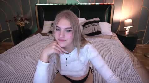 Snapshot of alinalemon chatting on 12.03.25 Alina online show from 12.03.25