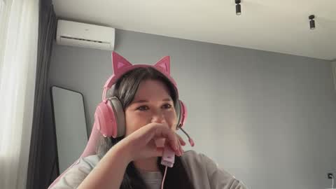 Snapshot of alinalovelove chatting on 04.16.26 Alina online show from 04.16.26