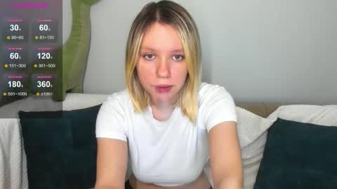 Snapshot of alisecutie chatting on 12.17.25 alisecutie online show from 12.17.25