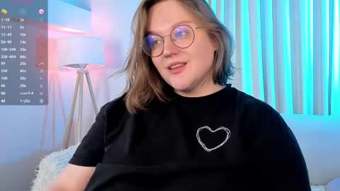 Snapshot of alissa_styles chatting on 11.11.25 Alissa online show from 11.11.25