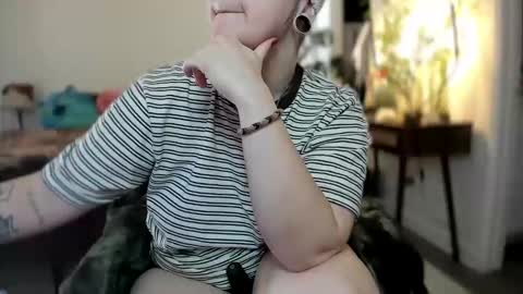 Snapshot of alix_valentine chatting on 10.25.25 alix_valentine online show from 10.25.25