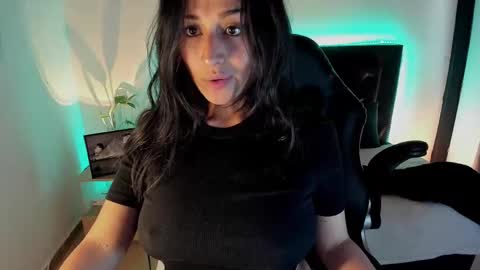 Snapshot of alizee__ chatting on 03.10.25 Alizee online show from 03.10.25