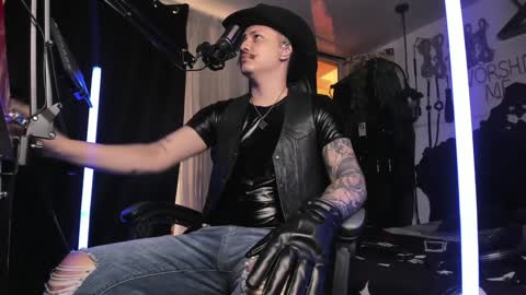 Snapshot of allanhurtss chatting on 12.27.24 online show from 12.27.24