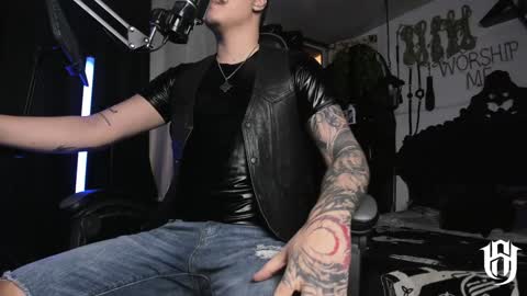 Snapshot of allanhurtss chatting on 01.01.25 online show from 01.01.25
