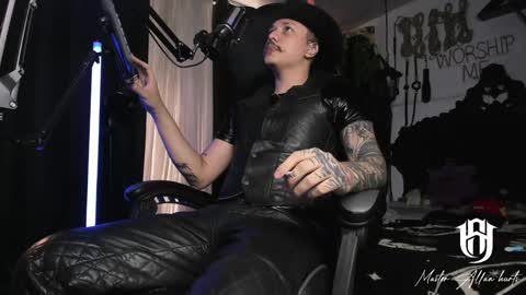 Snapshot of allanhurtss chatting on 01.04.25 online show from 01.04.25