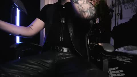 Snapshot of allanhurtss chatting on 02.11.25 online show from 02.11.25