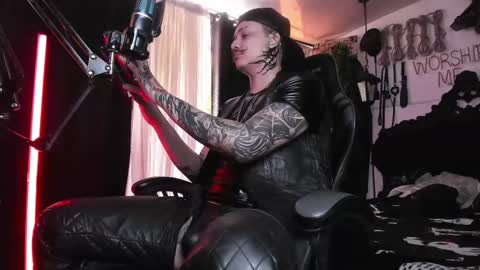 Snapshot of allanhurtss chatting on 03.04.25 online show from 03.04.25
