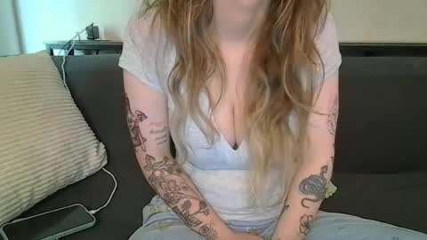 Snapshot of alliebearx chatting on 06.25.26 alliebearx online show from 06.25.26