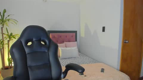 Snapshot of allysnow chatting on 09.22.25 Kelly online show from 09.22.25