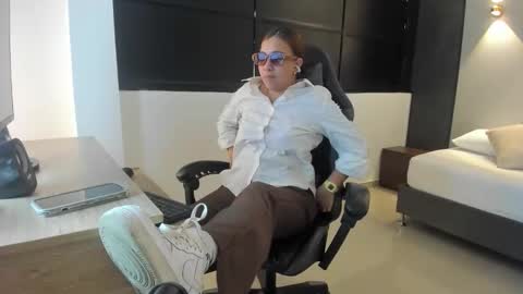 ALMA FENIX  online show from 10.10.25