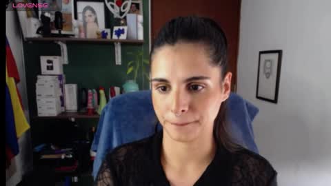 Snapshot of alma_sweet chatting on 10.28.25 Arhantxa online show from 10.28.25