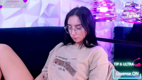 Snapshot of alys_molly chatting on 12.27.24 sopie online show from 12.27.24