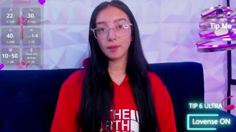 Snapshot of alys_molly chatting on 01.04.25 sopie online show from 01.04.25