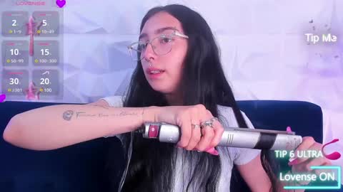 Snapshot of alys_molly chatting on 01.14.25 sopie online show from 01.14.25