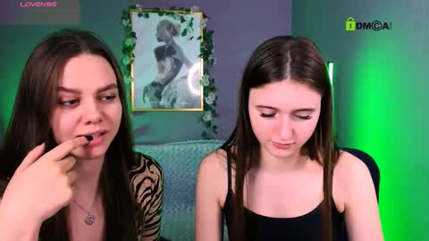 Snapshot of alyssamoan chatting on 11.29.25 alyssamoan online show from 11.29.25