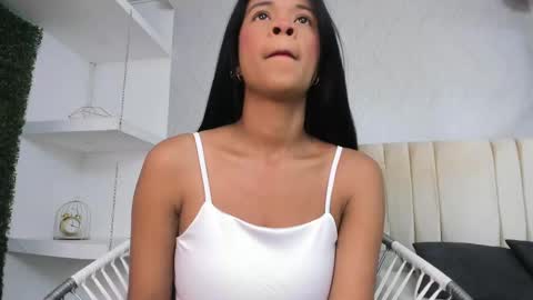 Snapshot of amaia_baez chatting on 02.09.25 AMAIA online show from 02.09.25
