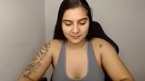 Snapshot of amanda5star chatting on 12.27.24 The queen of the biceps online show from 12.27.24