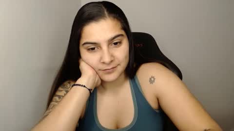 Snapshot of amanda5star chatting on 02.01.25 The queen of the biceps online show from 02.01.25