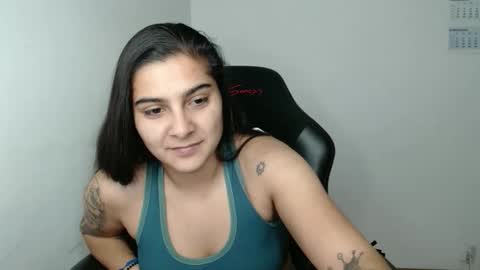 Snapshot of amanda5star chatting on 11.24.25 The queen of the biceps online show from 11.24.25