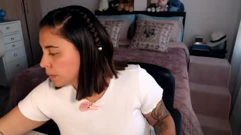 Snapshot of amarat_jolie chatting on 06.11.26 Mila online show from 06.11.26