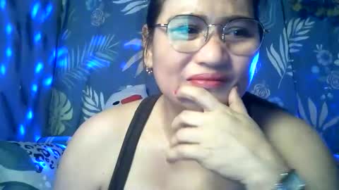 Snapshot of amazing_angel22 chatting on 12.17.25 amazing angel online show from 12.17.25