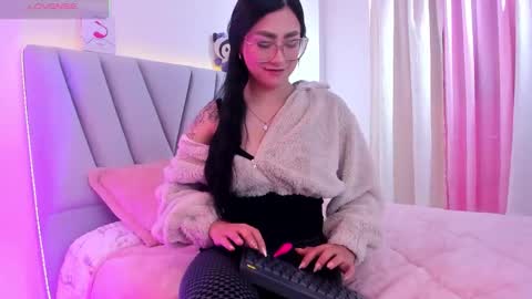 Snapshot of ambaar5 chatting on 11.12.25 Sara online show from 11.12.25