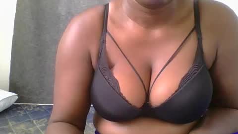 Snapshot of ambar_jasiri chatting on 10.03.25 Mia online show from 10.03.25