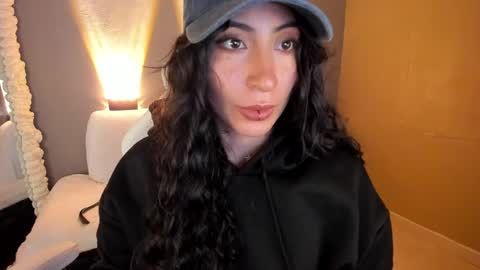 Snapshot of amber_curly chatting on 03.01.25 amber_curly online show from 03.01.25